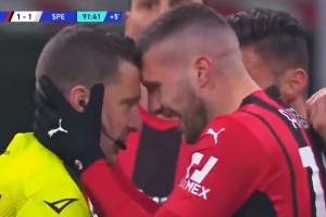  尤文逆转绝杀米兰重返榜首  