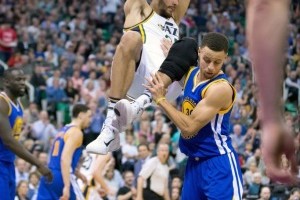  雷霆新秀隔扣戈贝尔引爆全场  