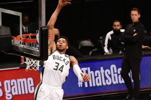  字母哥暴扣统治内线雄鹿大胜热火巩固榜首位