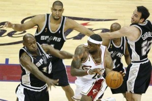  马刺战胜活塞终结十九连败  