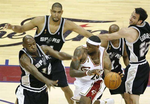  马刺战胜活塞终结十九连败  